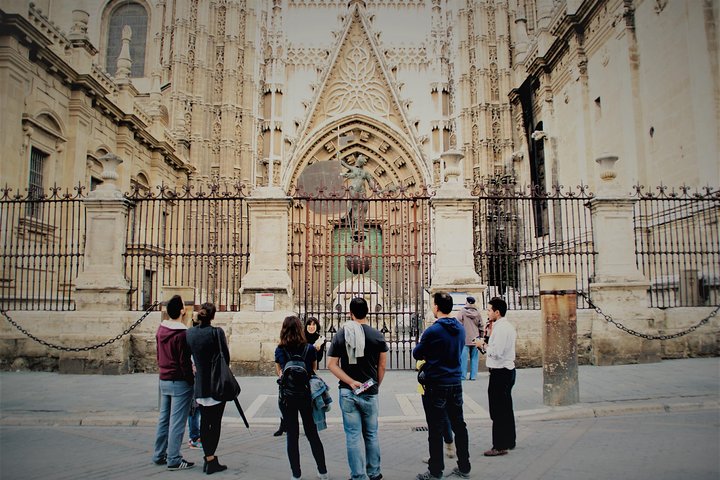 Kathedrale von Sevilla und Giralda, vom Platz aus gesehen