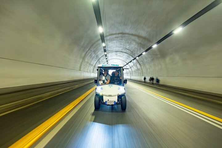 Voiturette de golf qui traverse le centre historique de Rome