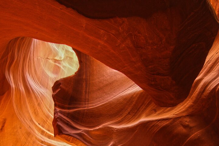 Visiteurs dans un passage lumineux d'Upper Antelope Canyon