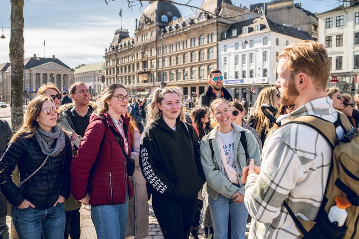 Guía y grupo en una visita a pie por el centro histórico de Copenhague