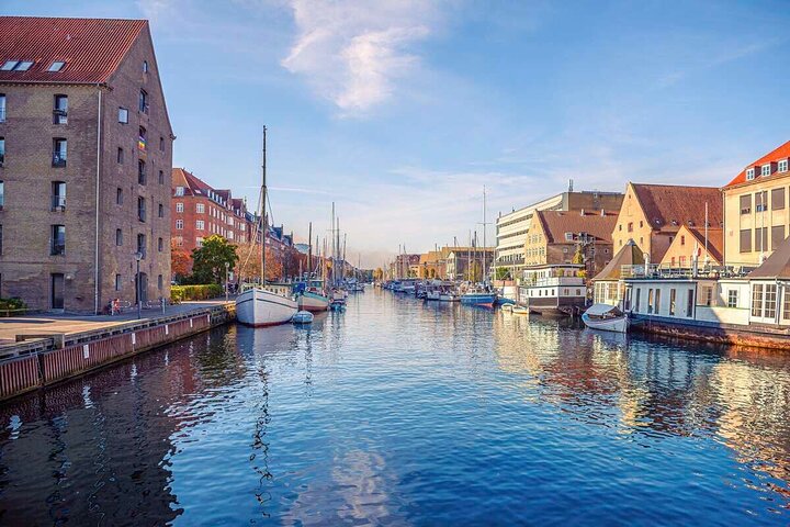 Guía frente al puente peatonal Inderhavnsbroen en Copenhague antes de la visita a Christianshavn