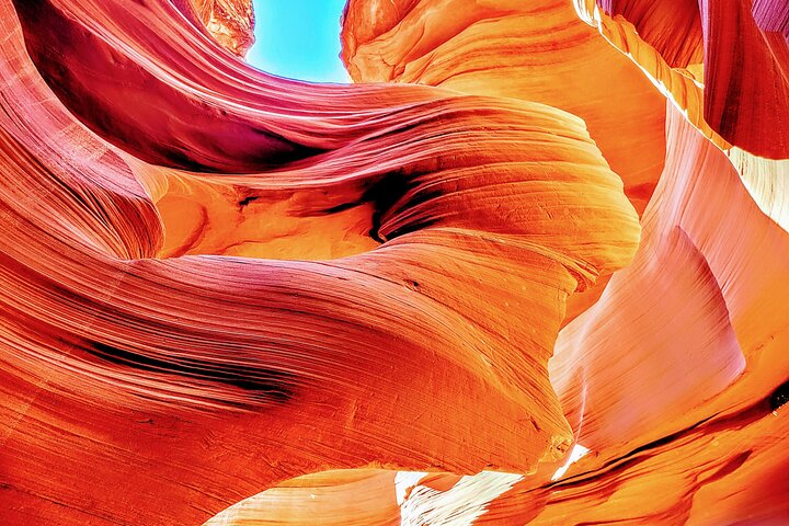 Entrée d'un canyon de Lower Antelope avec une lumière rasante