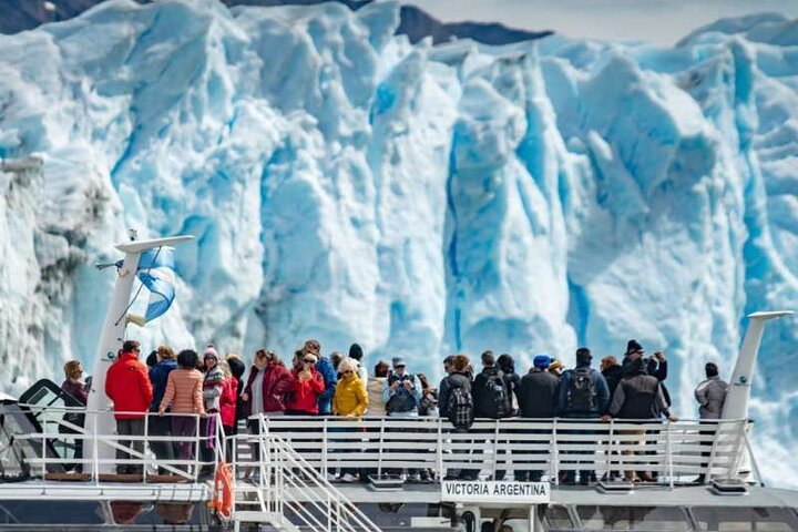 Véhicule de tourisme sur la route vers le glacier Perito Moreno
