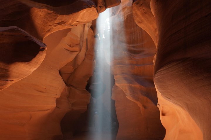 Vue d'ensemble d'un canyon de grès rouge visité dans la journée