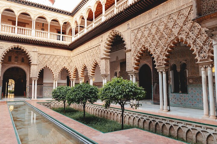 Gärten des Real Alcázar von Sevilla vor der Ankunft der Gruppen