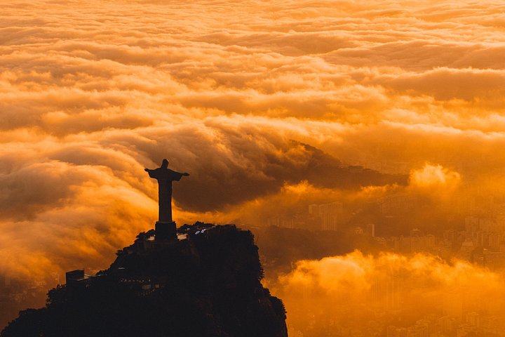 Hubschrauber über der Christusstatue und der Bucht von Rio de Janeiro