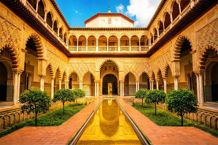 Gruppe bei einer Führung durch die Säle des Real Alcázar von Sevilla