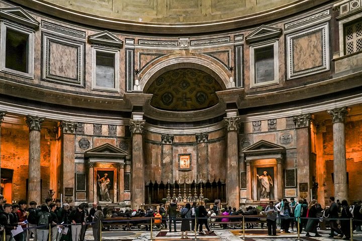 Façade du Panthéon de Rome sur la piazza della Rotonda