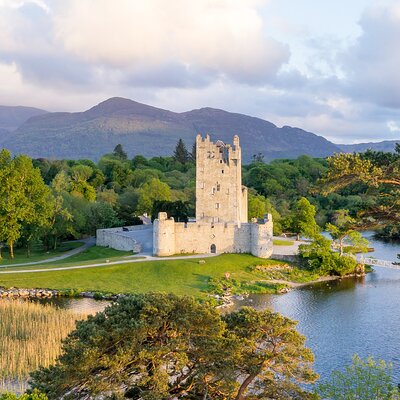 Traditional Killarney jaunting car by the lake