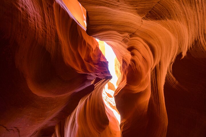 Groupe de randonneurs dans un canyon de grès voisin de Page