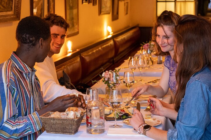 Repas de cuisine parisienne lors d'une visite guidée de Montmartre