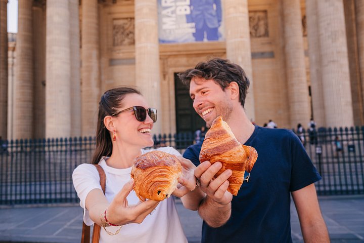Pâtisseries et chocolat servis lors d'une visite à pied de Montmartre