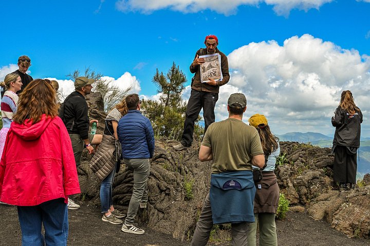 Colonnes et ruines de Pompéi, avec le volcan au loin