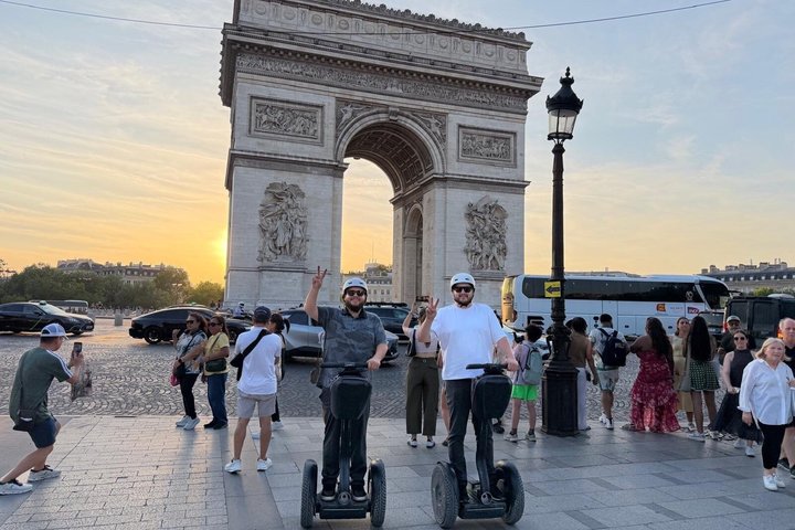 Segway-Gruppe in einer Straße von Paris bei Nacht
