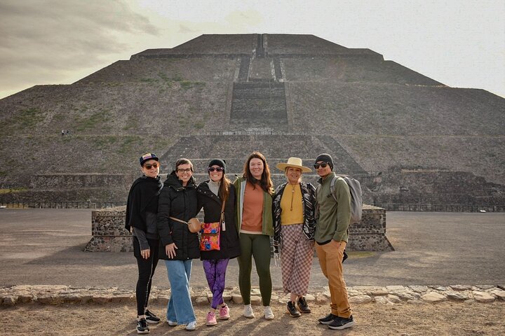 Visiteurs parcourant le site des pyramides de Teotihuacan lors d'une visite partagée