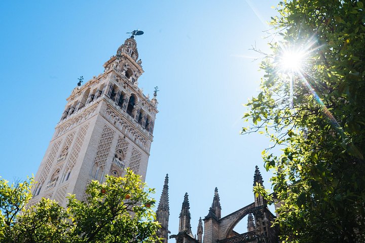 Innenraum der Kathedrale von Sevilla bei einer Kleingruppenführung