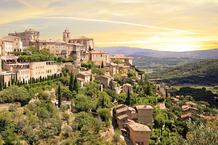 Ruelles d'un village perché du Luberon au soleil