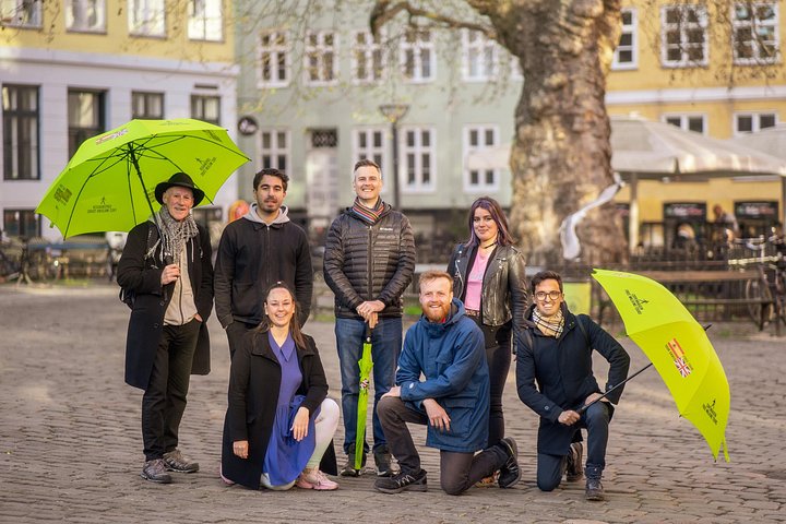 Guía privado y visitantes frente al ayuntamiento de Copenhague