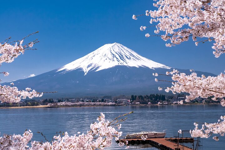 Lake Kawaguchi with Mount Fuji in the background