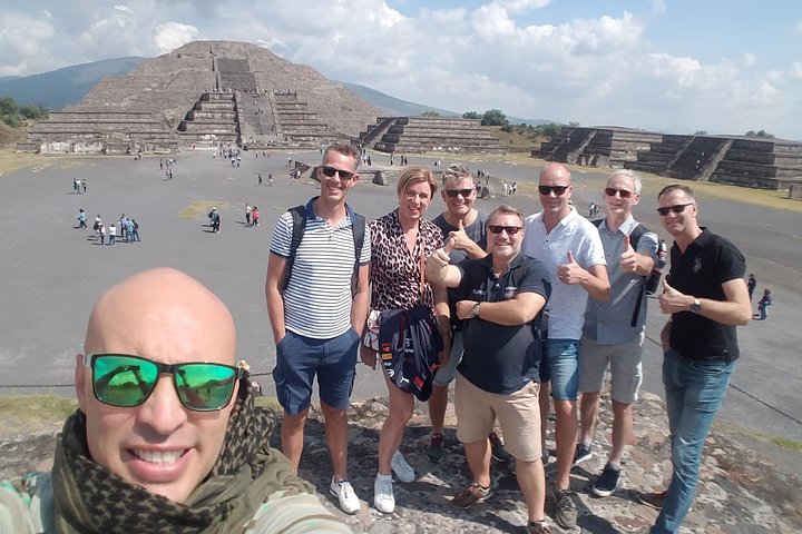 Une voiture privée sur la route vers la zone archéologique de Teotihuacan