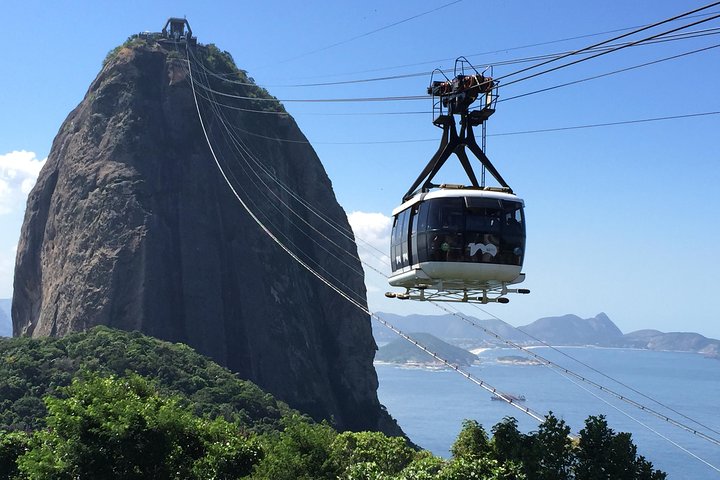 Seilbahn zum Zuckerhut über der Bucht von Guanabara
