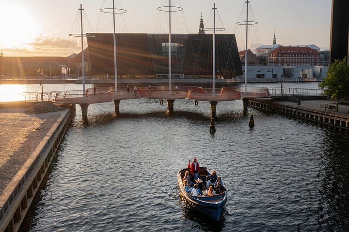 Pequeño barco eléctrico por los canales de Copenhague