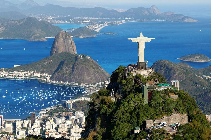Blick auf die Christusstatue und die Bucht von Rio vom Corcovado bei einem geführten Tag