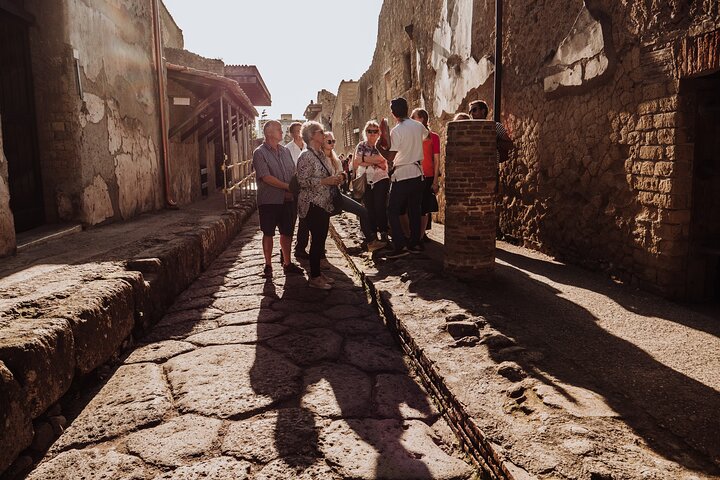 Rues romaines dégagées et maisons des ruines d'Herculanum