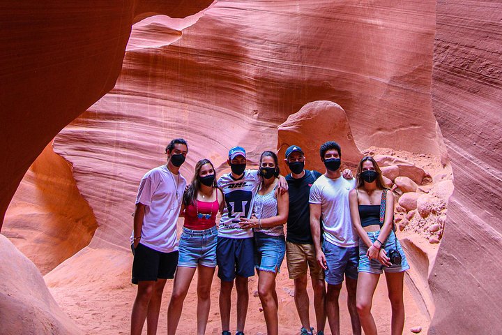 Passage étroit du Lower Antelope Canyon avec ses parois ondulées