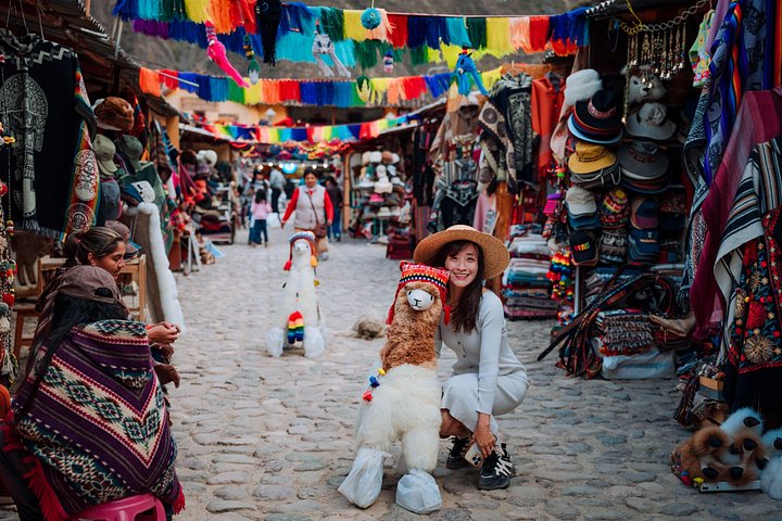 Market and ruins of the Sacred Valley, visited in a small group