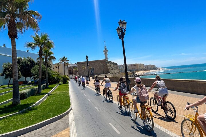 Cyclistes en petit groupe dans les rues de Cadix