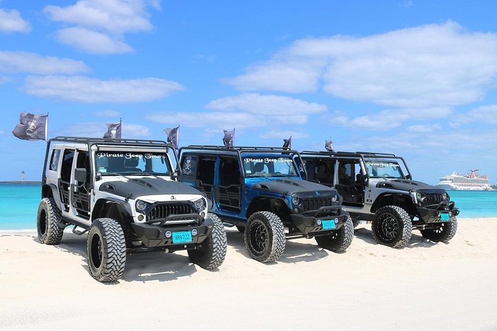 Jeep ouverte garée dans une rue de Nassau