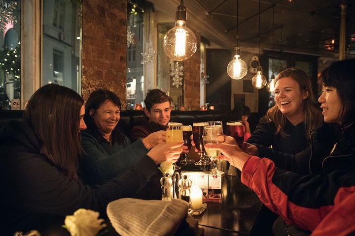 Cata de cerveza artesana en un pub del barrio de Vesterbro en Copenhague