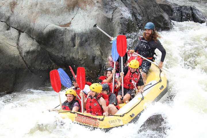 Rafting en eau vive sur la Barron River, entre les rochers de la gorge
