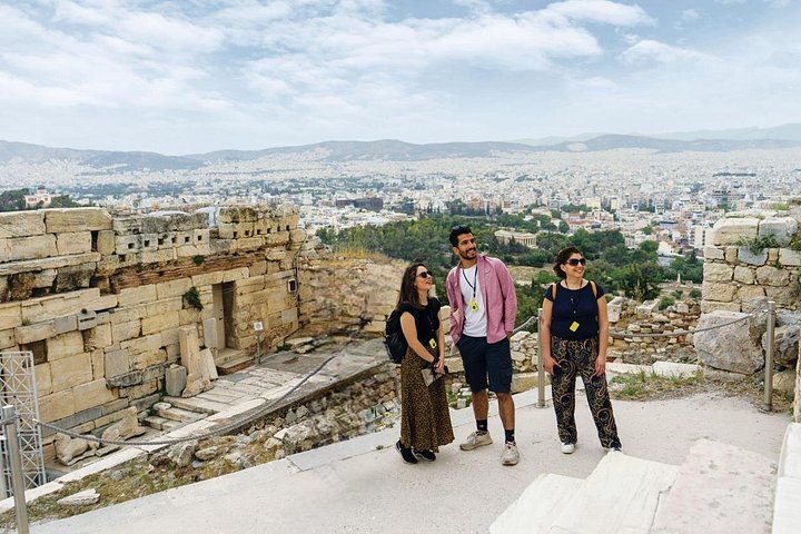 Visiteurs matinaux sur l'Acropole d'Athènes