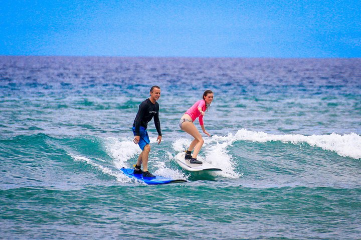 Groupe de surfeurs débutants avec leurs planches sur une plage de Lahaina