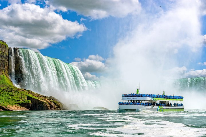 View of Niagara Falls on a two-side tour