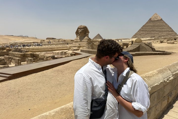 Ägyptologe erklärt einem Paar ein Relief bei einer privaten Tour durch Sakkara