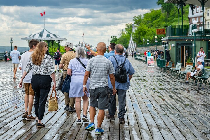 Petit groupe qui marche avec un guide dans le Vieux-Québec