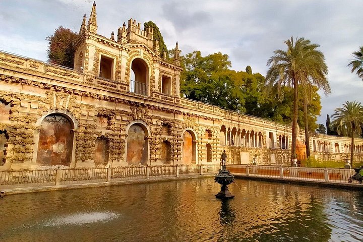Privater Guide und Paar vor den Bögen des Real Alcázar