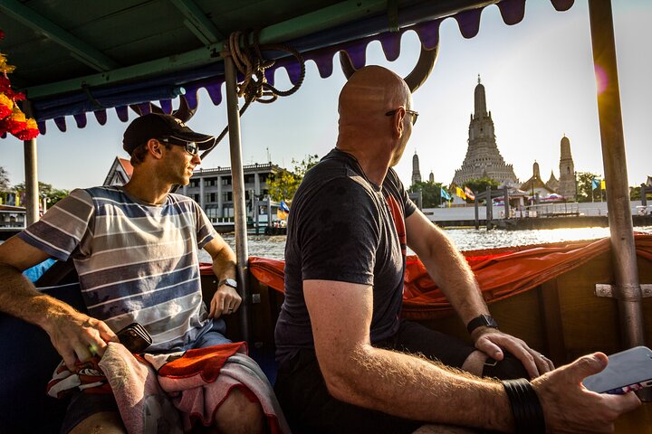 Privater lokaler Guide begleitet Reisende in einer Straße in Bangkok