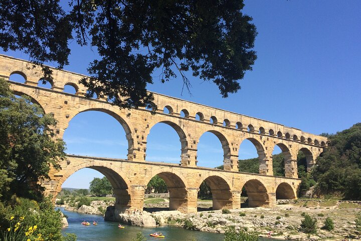 Minibus et paysage de Provence sur une route de campagne