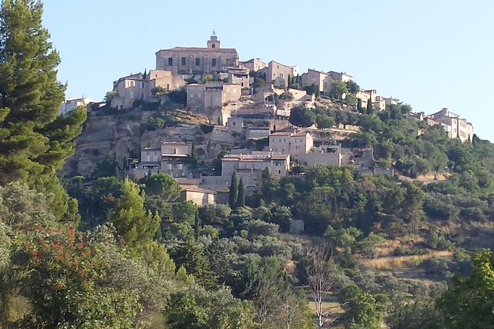 Route sinueuse de la vallée du Luberon en fin de journée