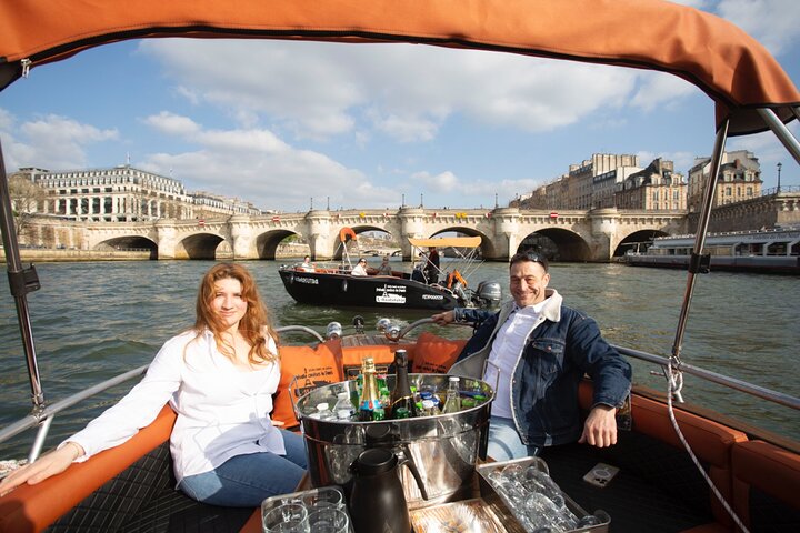Privates Boot auf der Seine in Paris