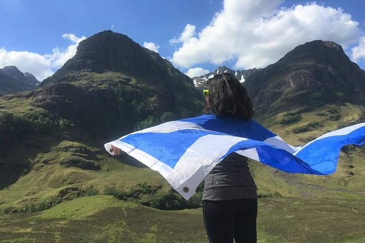 Van en petit groupe sur une route des Highlands