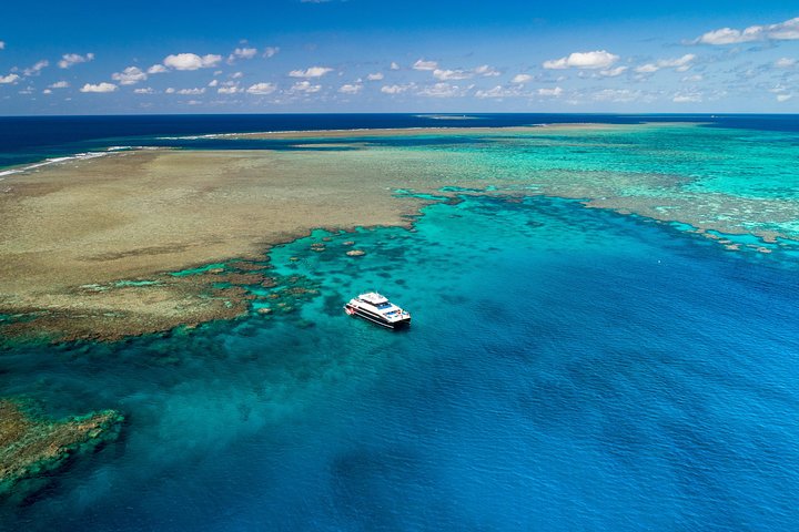 Bateau de croisière sur le récif extérieur de la Grande Barrière