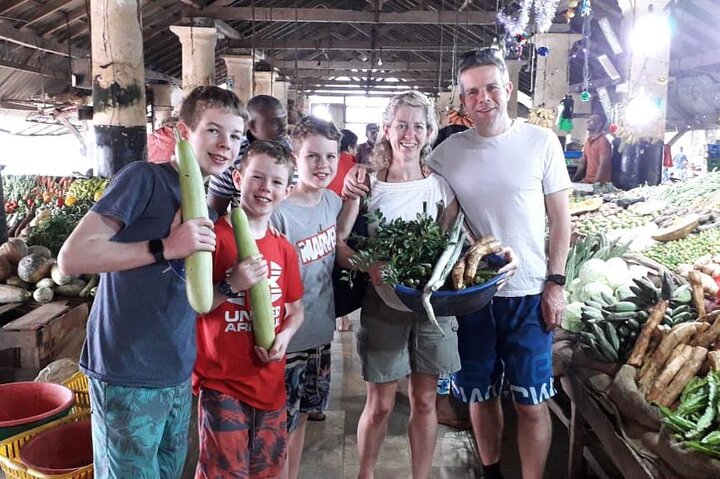 Préparation d'un plat lors d'un cours de cuisine à Kandy