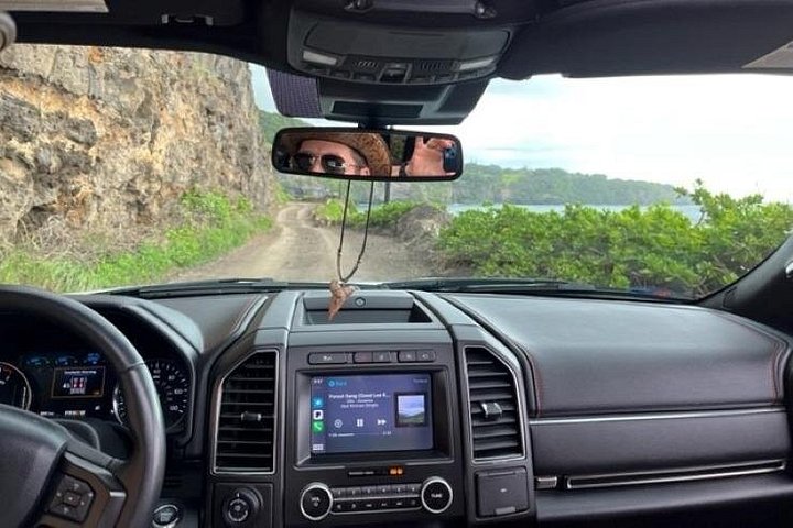 Côte de la route de Hana, route étroite entre la forêt et l'océan