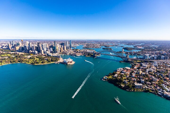 Hélicoptère survolant le port de Sydney