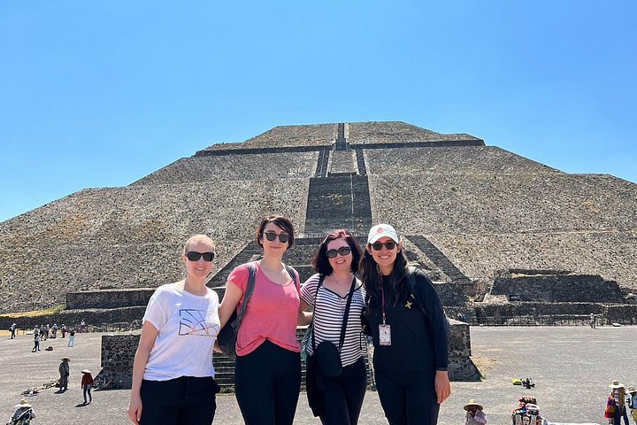 Un guide privé et des visiteurs sur un chemin de pierre du site de Teotihuacan